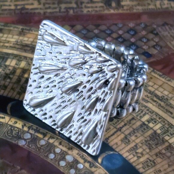 Abstract Art Antique Silver Pewter Carved Teardrops and Dashes Stretch Ring - Picture 1 of 8